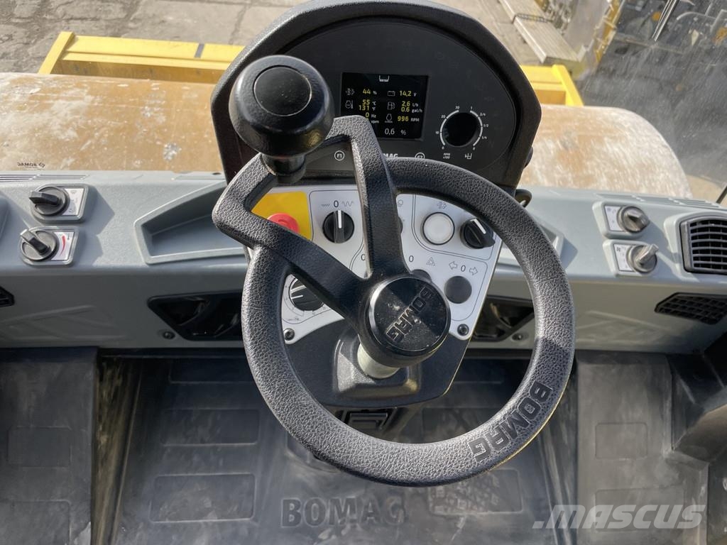 Bomag BW 213 D-5 مداحل أحادية الأسطوانة