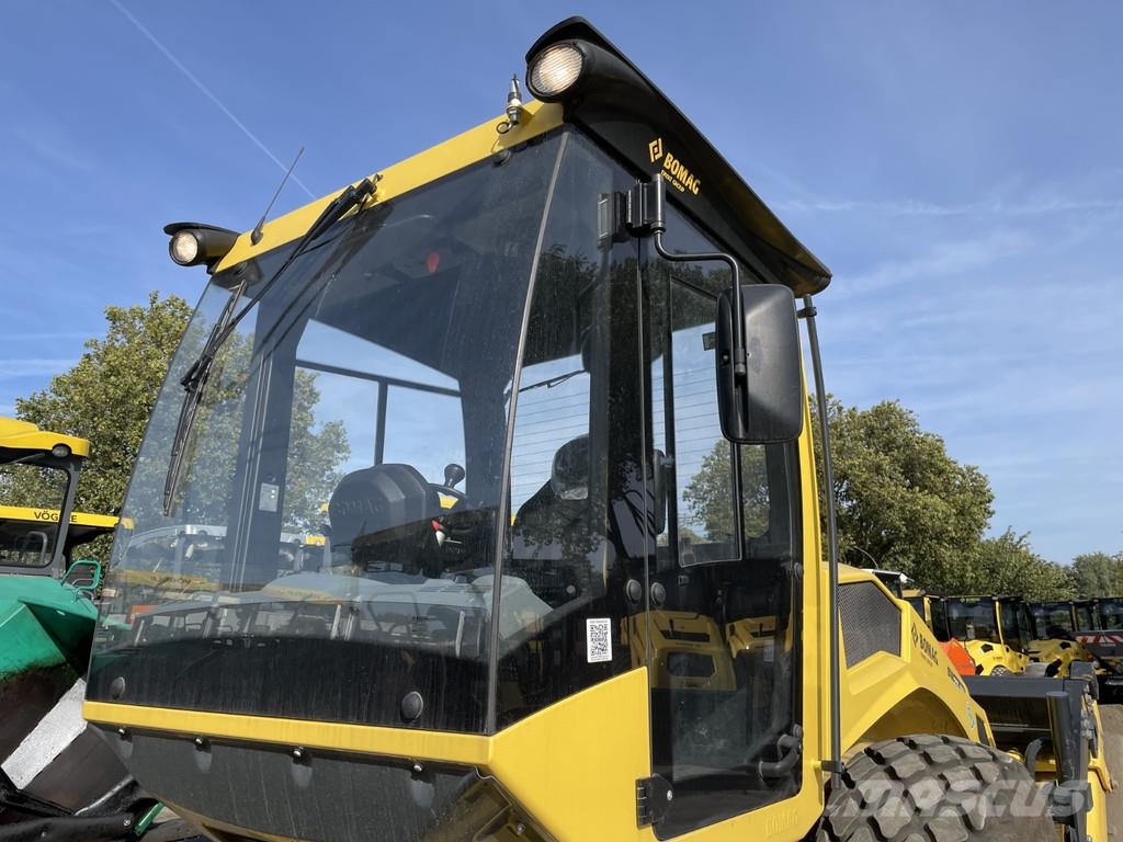 Bomag BW 213 D-5 مداحل أحادية الأسطوانة