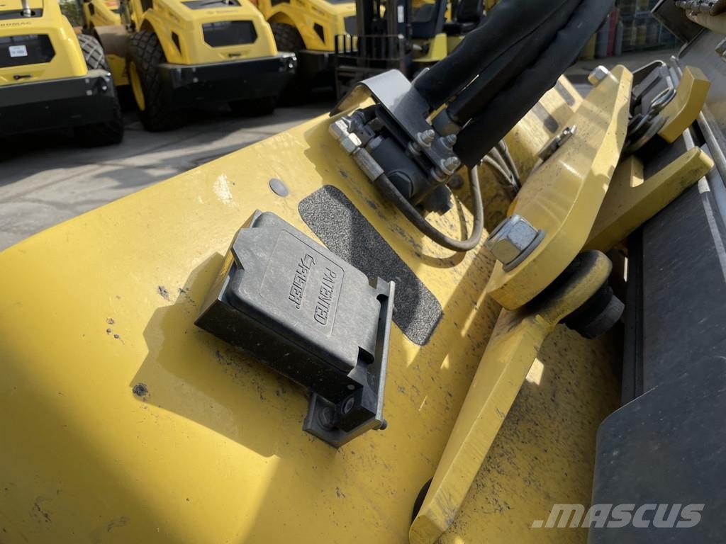 Bomag BW 213 D-5 مداحل أحادية الأسطوانة