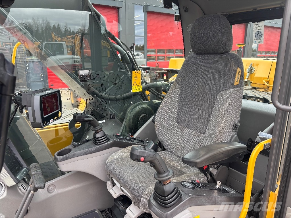 Volvo EC 300 D / Uusi alakerta, 3D, Pyörittäjä, Kauha Gravemaskiner på larvebånd