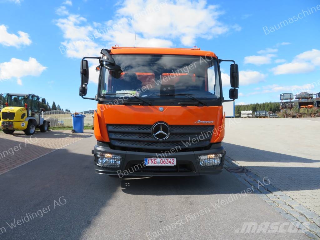 Mercedes-Benz 818 Pritschenwagen/Pritschenwagen mit Seitenklappe