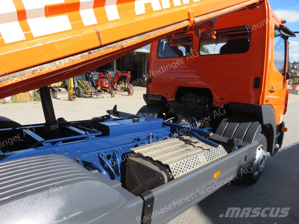 Mercedes-Benz 818 Pritschenwagen/Pritschenwagen mit Seitenklappe