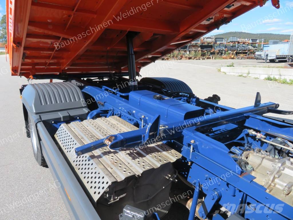 Mercedes-Benz 818 Pritschenwagen/Pritschenwagen mit Seitenklappe