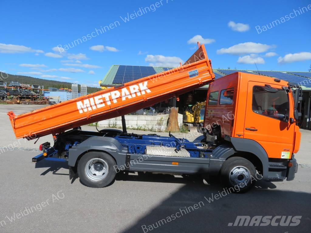 Mercedes-Benz 818 Pritschenwagen/Pritschenwagen mit Seitenklappe