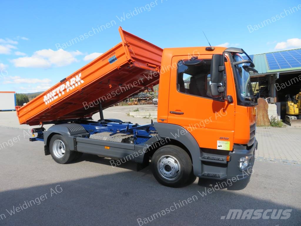Mercedes-Benz 818 Pritschenwagen/Pritschenwagen mit Seitenklappe