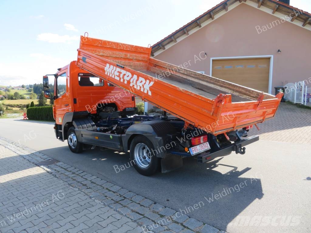 Mercedes-Benz 818 Pritschenwagen/Pritschenwagen mit Seitenklappe