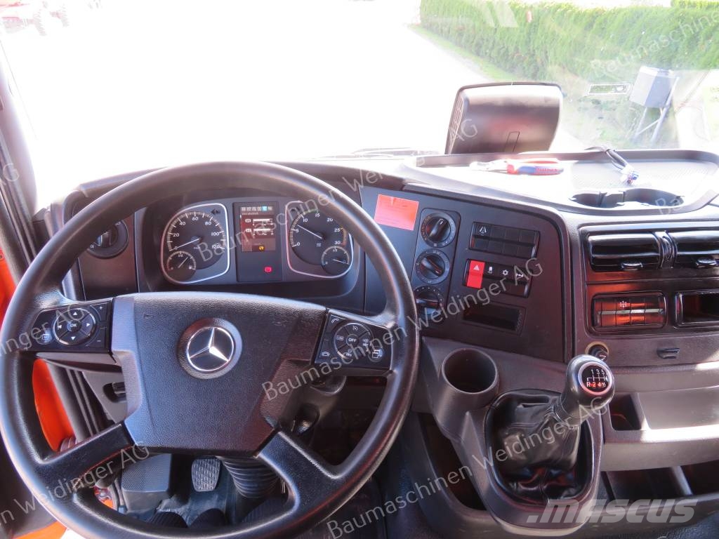Mercedes-Benz 818 Pritschenwagen/Pritschenwagen mit Seitenklappe