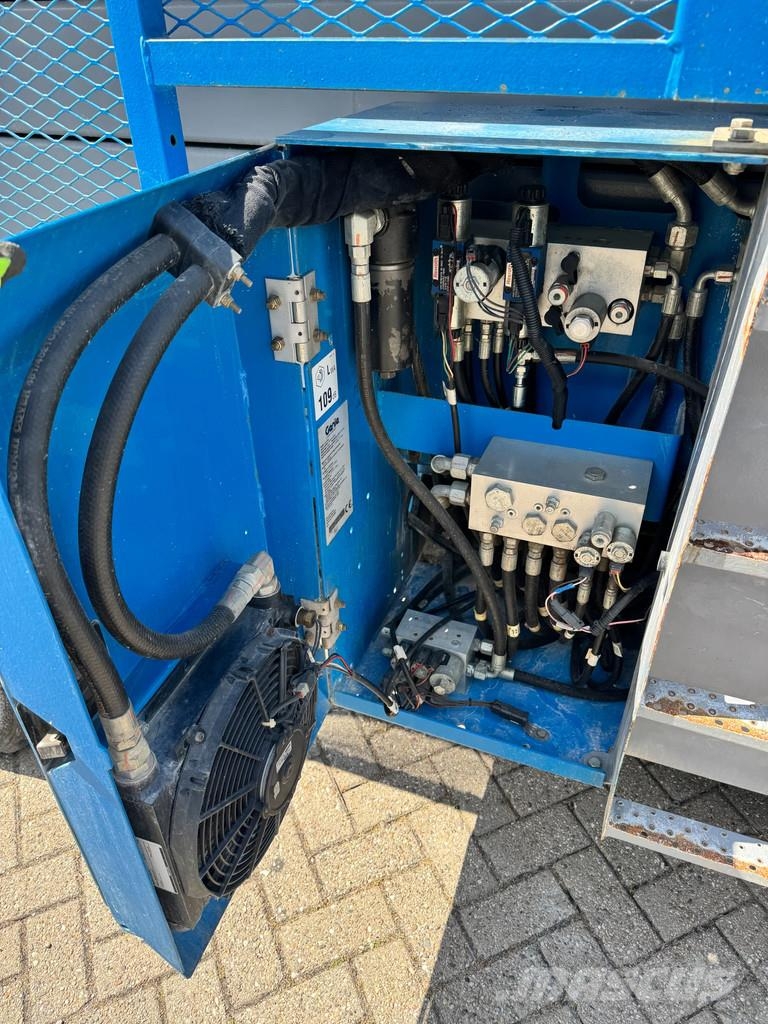 Genie GS4390 RT GS4390 RT Ruwterrein schaarhoogwerker sc 剪叉式升降机