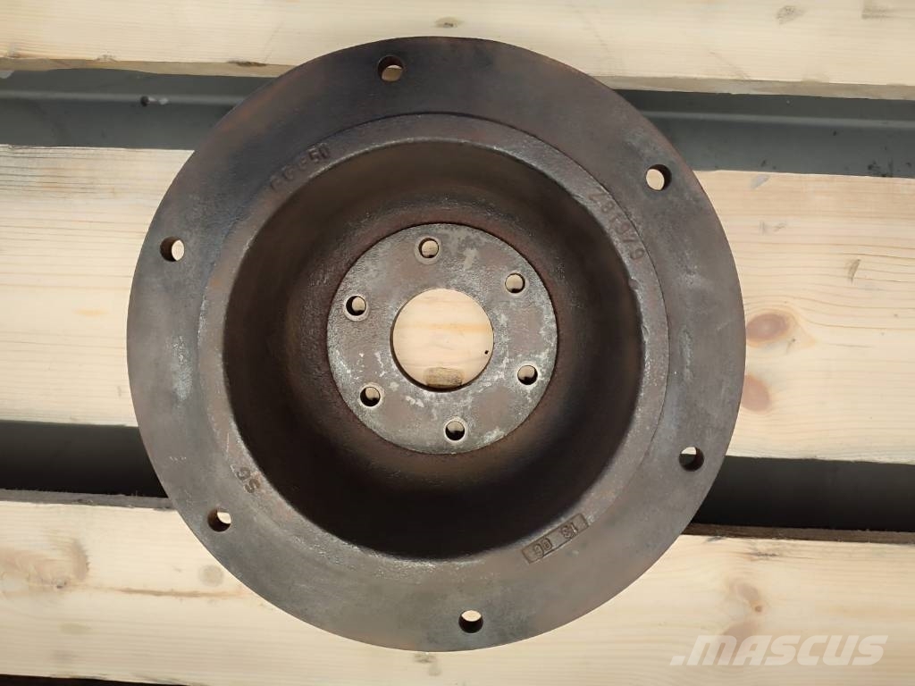 John Deere Fan hub Z81979 of the JOHN DEERE 6125HZ007 engine Mootorid