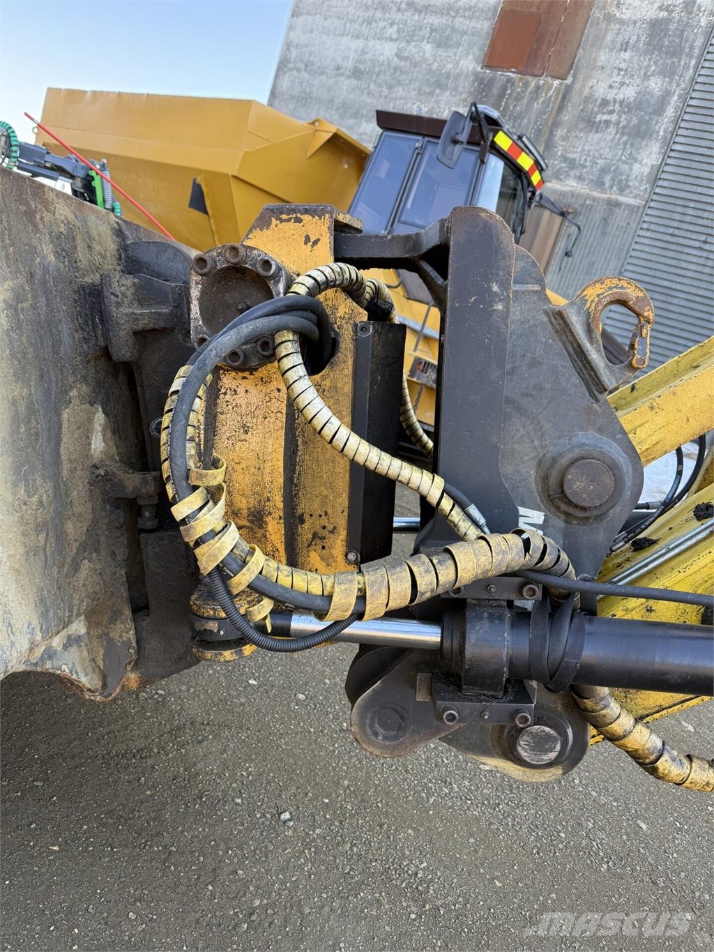 New Holland E235SR Asfalt recyclers