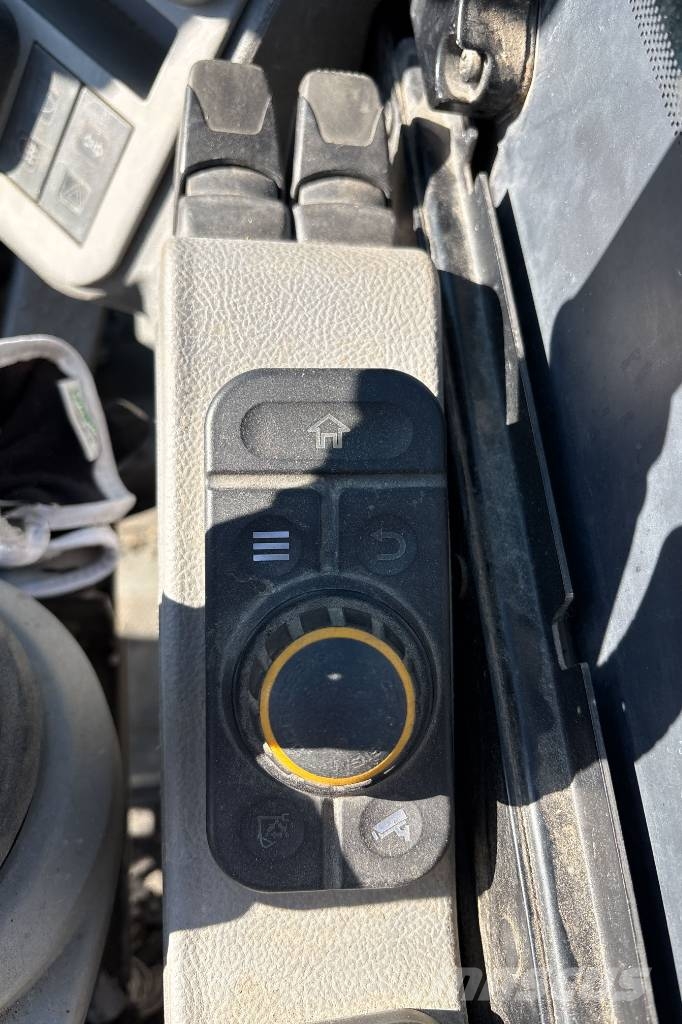 JCB Hydradig 110W inkl 3 skopor och Palmse kärra Hjulgrävare