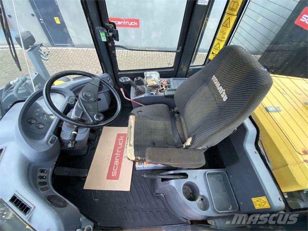 Komatsu WA320PZ لوادر بعجل
