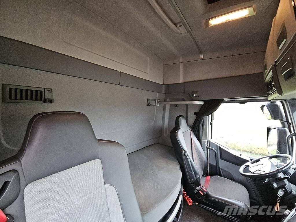 Renault T 460 6X2 STEERAXLE LIFT Camiones caja cerrada