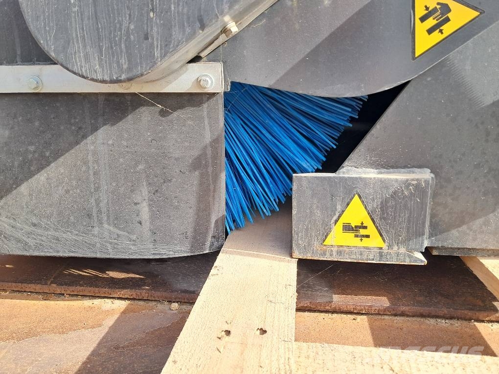 Komatsu SK714-5 Skid steer mini nakladalci