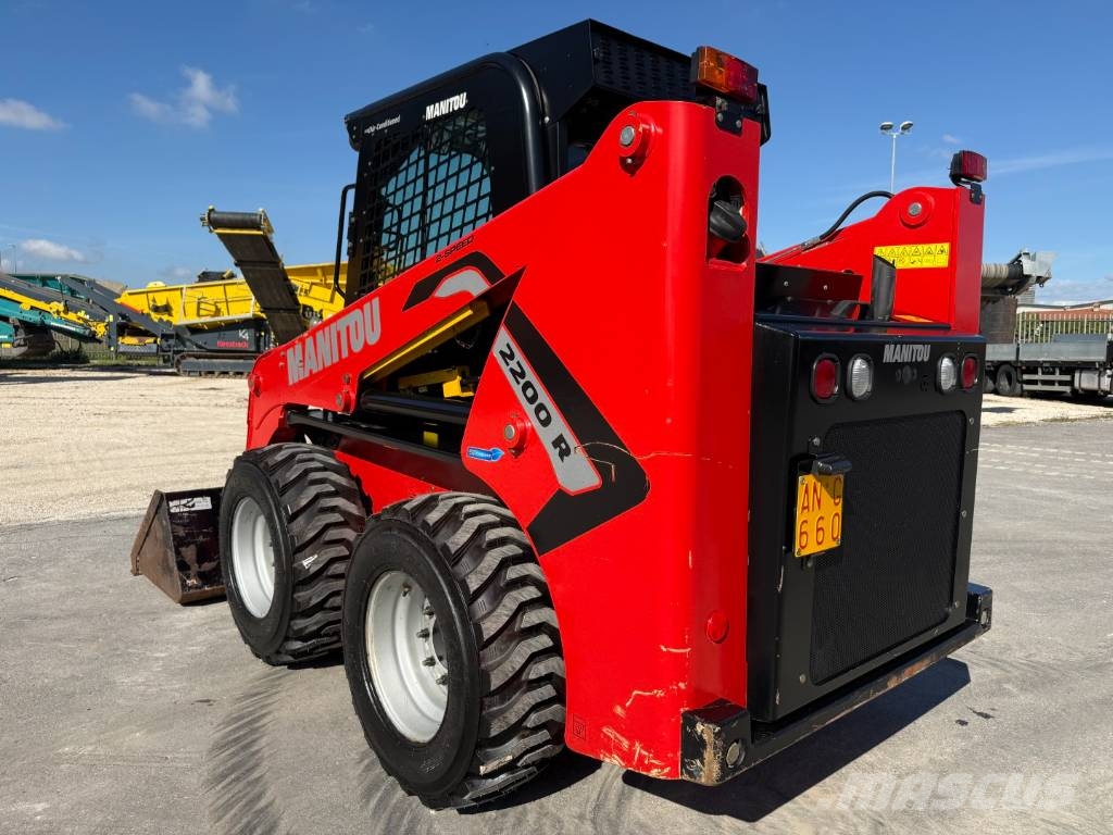 Manitou R2200 Mini Pale Gommate