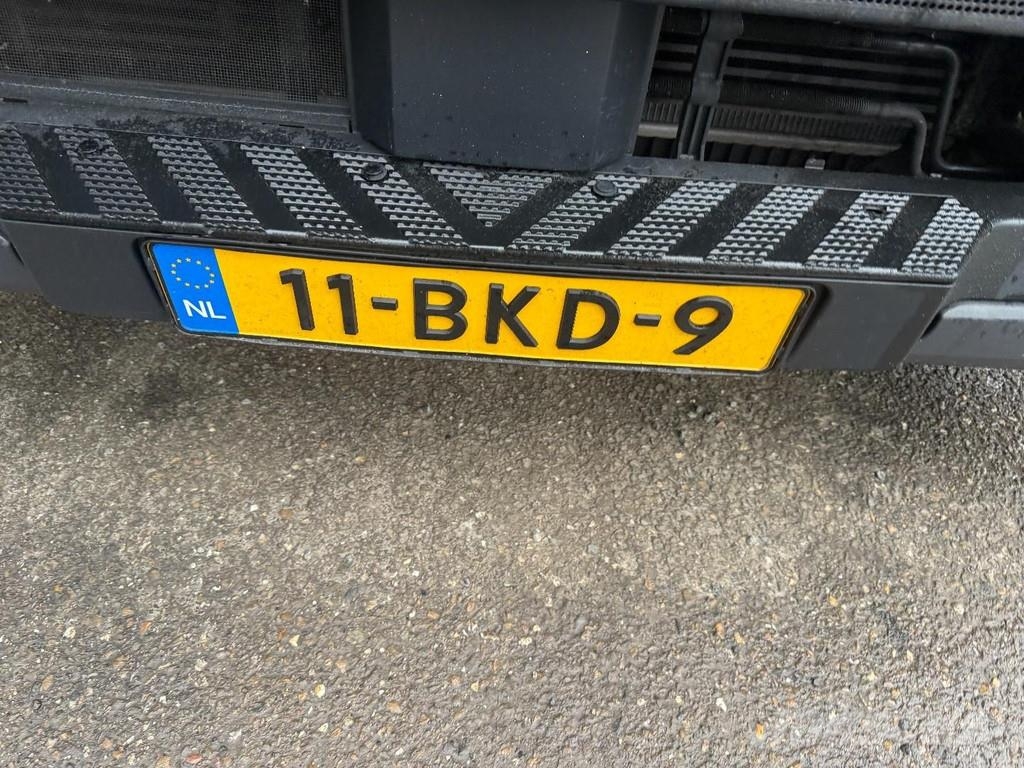 Mercedes-Benz Antos 2124 4x2 EURO 6 + BOX 8,60 METER + LOADLIFT Umpikorikuorma-autot