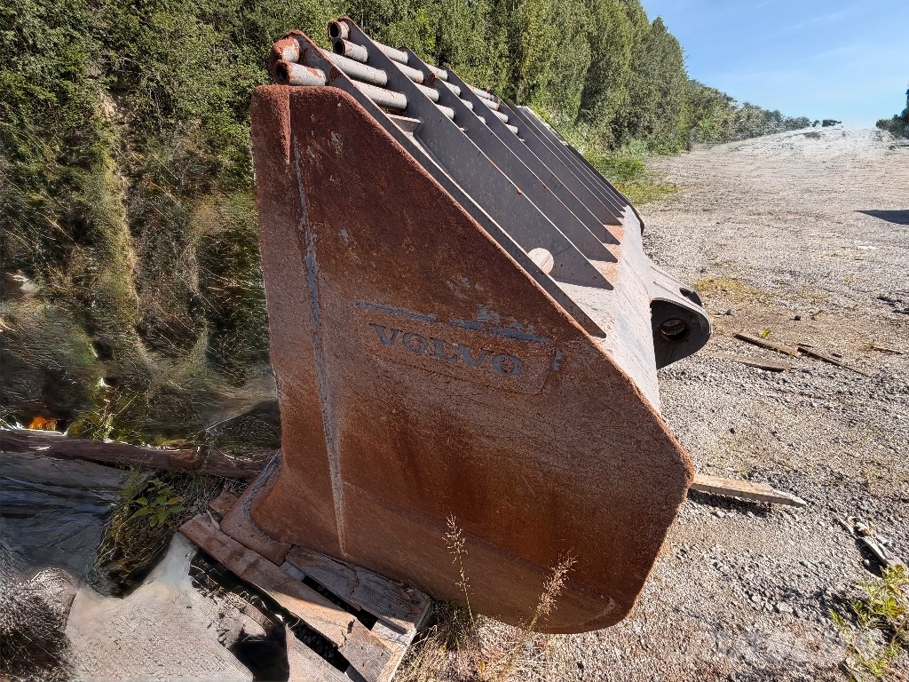 Volvo L 260 H Pale gommate