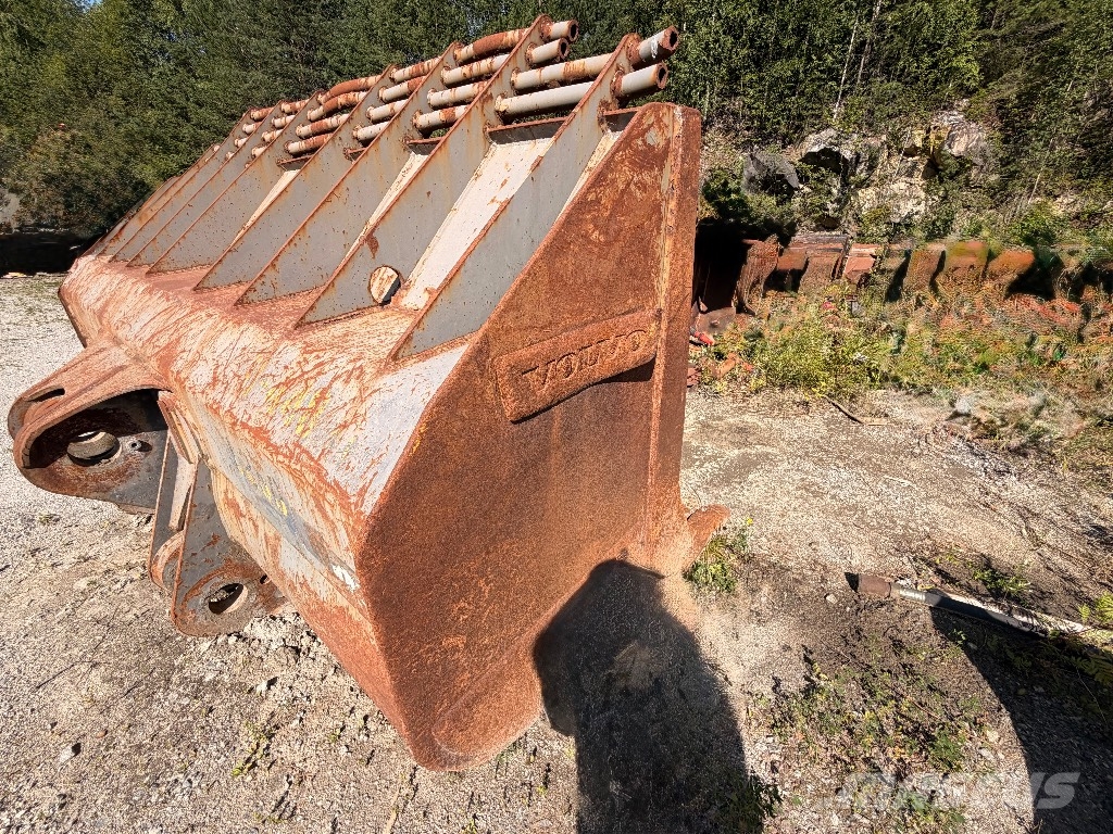 Volvo L 260 H Pale gommate