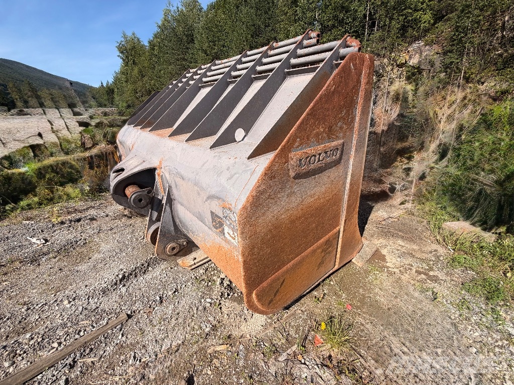 Volvo L 260 H Pale gommate