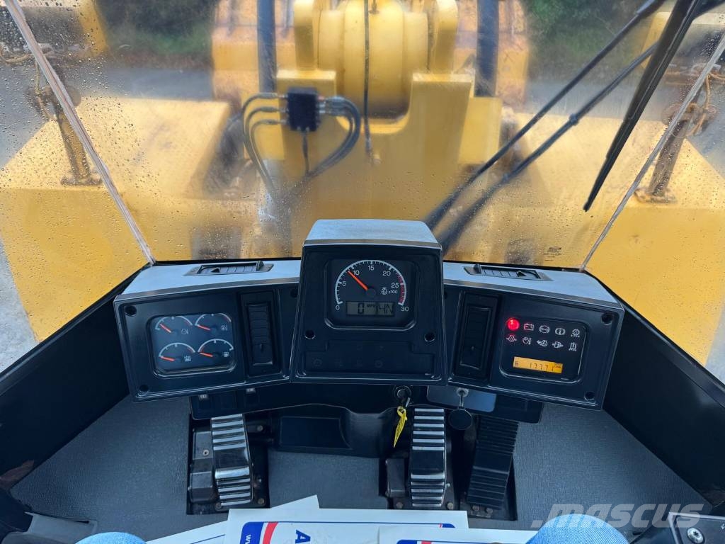 CAT 988 H لوادر بعجل