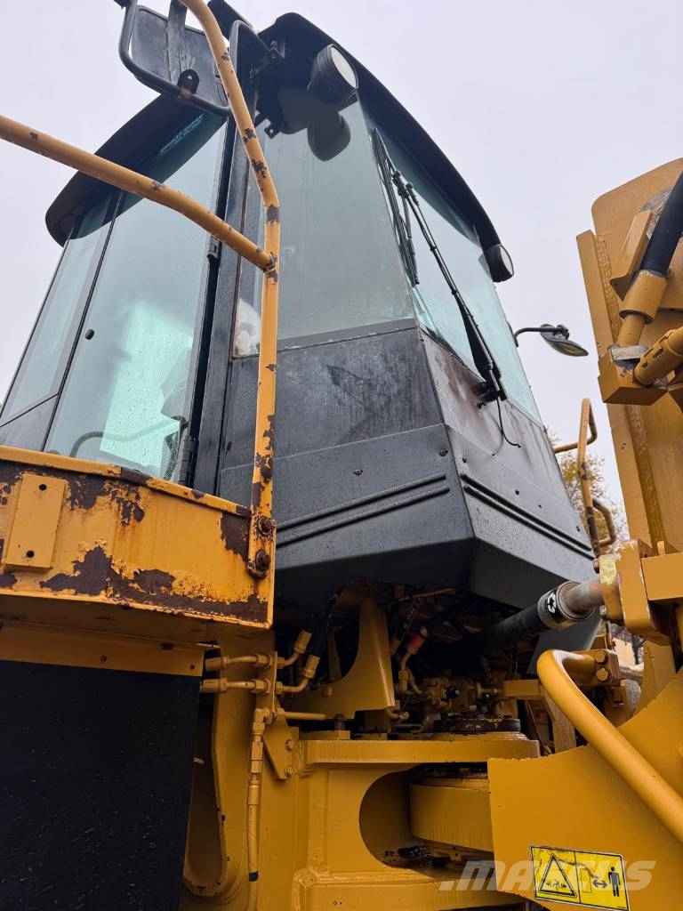 CAT 988 H لوادر بعجل