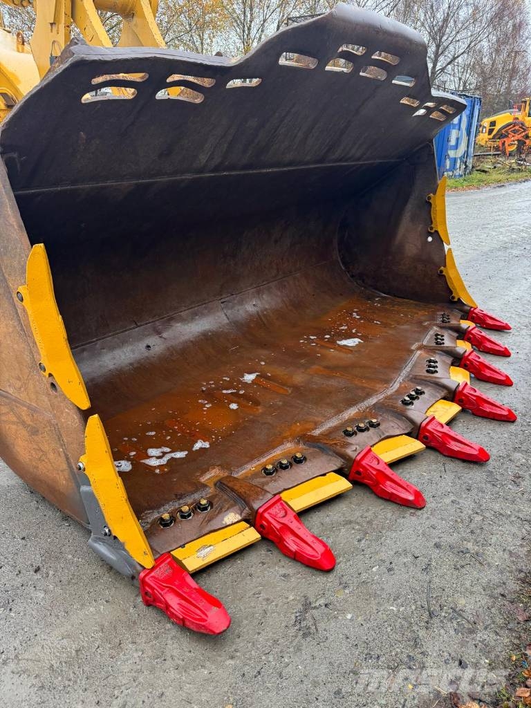 CAT 988 H لوادر بعجل