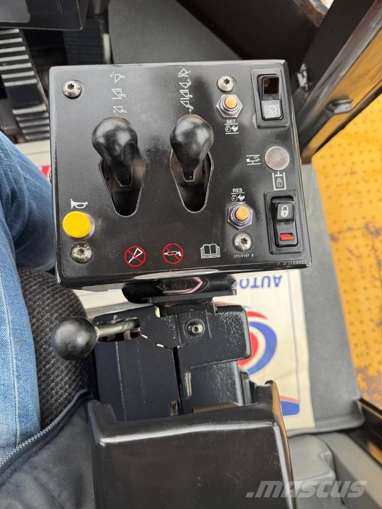CAT 988 H لوادر بعجل