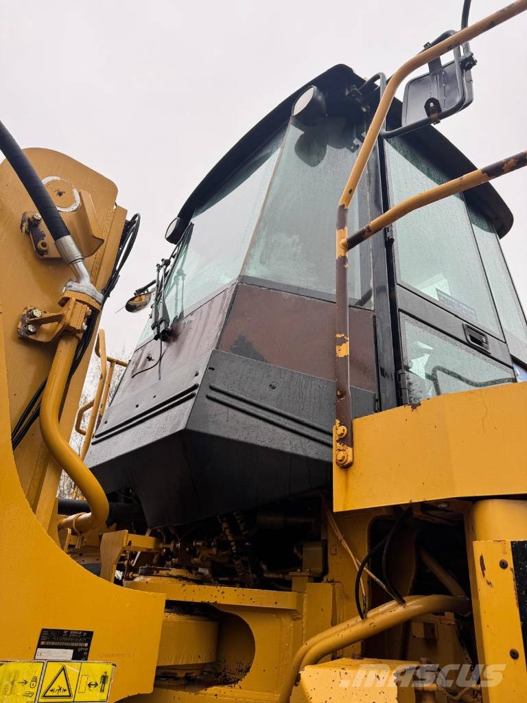 CAT 988 H لوادر بعجل