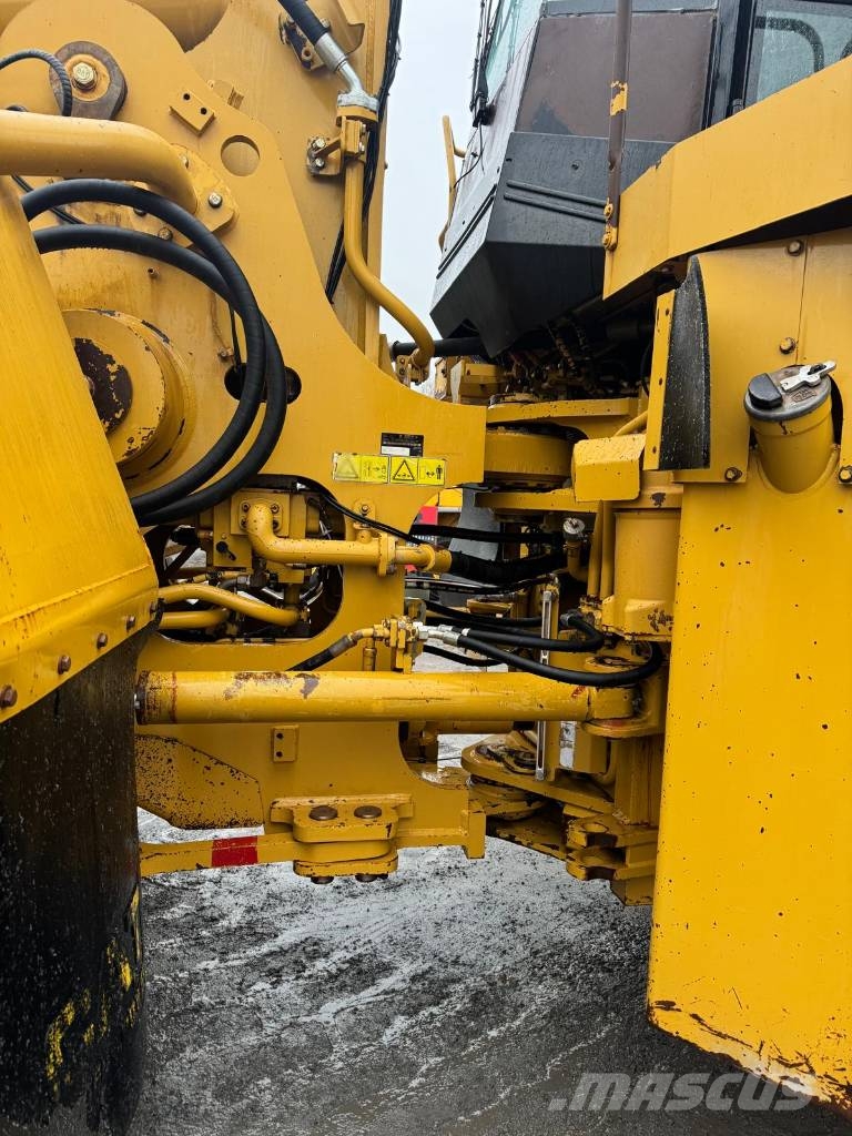 CAT 988 H لوادر بعجل