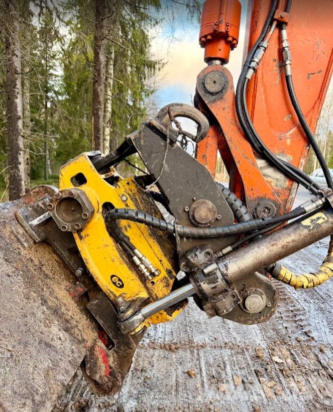 Hitachi EX 135 USR Bagri goseničarji