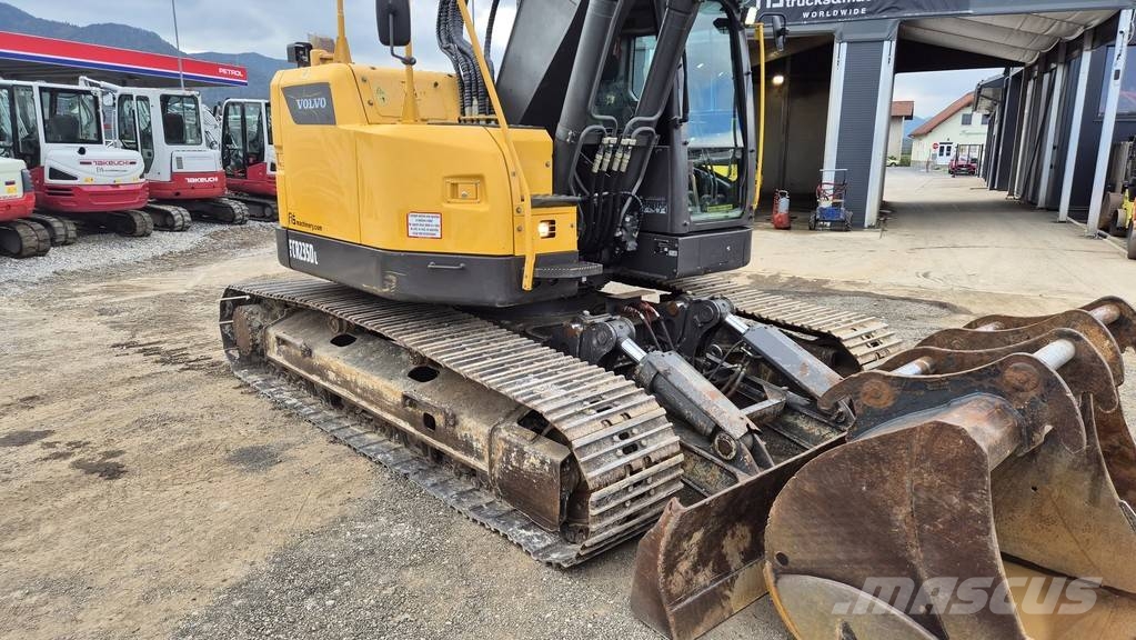Volvo ECR235DL - 2013 YEAR - 10370 HOURS - 3X BUCKETS حفارات بعجل