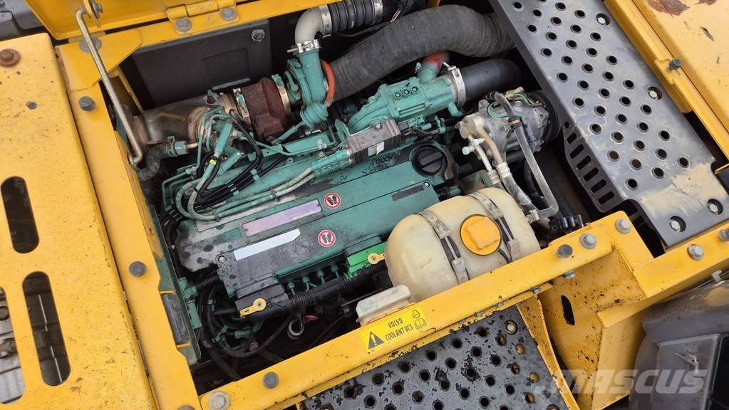 Volvo ECR235DL - 2013 YEAR - 10370 HOURS - 3X BUCKETS حفارات بعجل