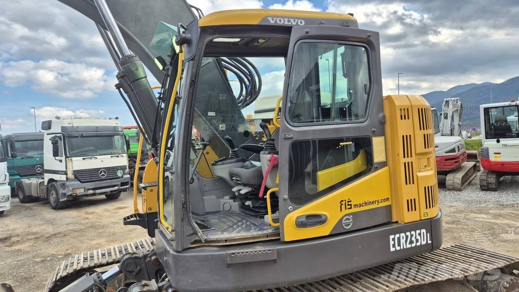 Volvo ECR235DL - 2013 YEAR - 10370 HOURS - 3X BUCKETS حفارات بعجل