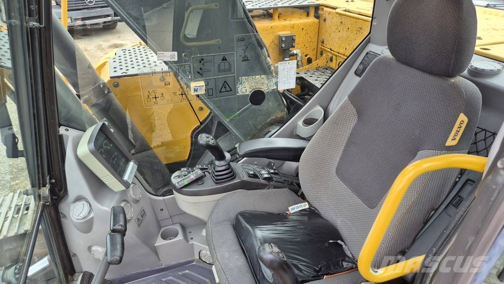 Volvo ECR235DL - 2013 YEAR - 10370 HOURS - 3X BUCKETS حفارات بعجل