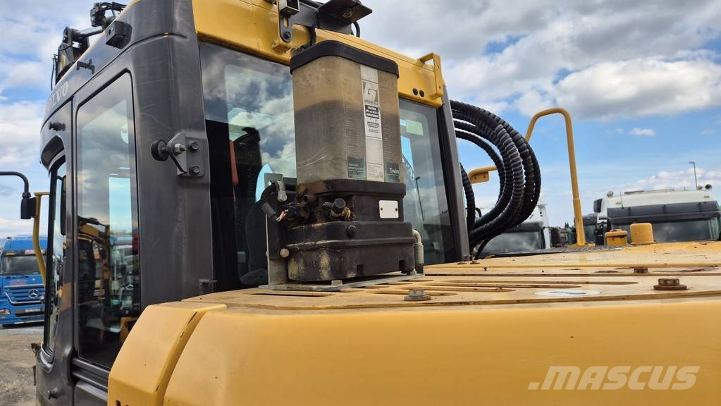 Volvo ECR235DL - 2013 YEAR - 10370 HOURS - 3X BUCKETS حفارات بعجل