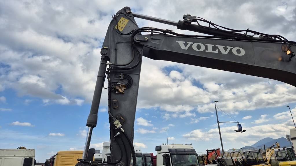 Volvo ECR235DL - 2013 YEAR - 10370 HOURS - 3X BUCKETS حفارات بعجل