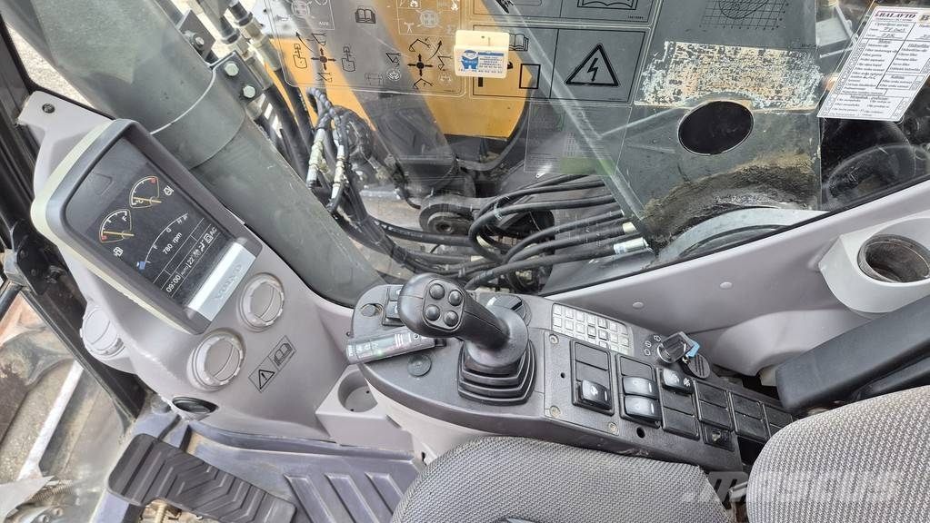Volvo ECR235DL - 2013 YEAR - 10370 HOURS - 3X BUCKETS حفارات بعجل