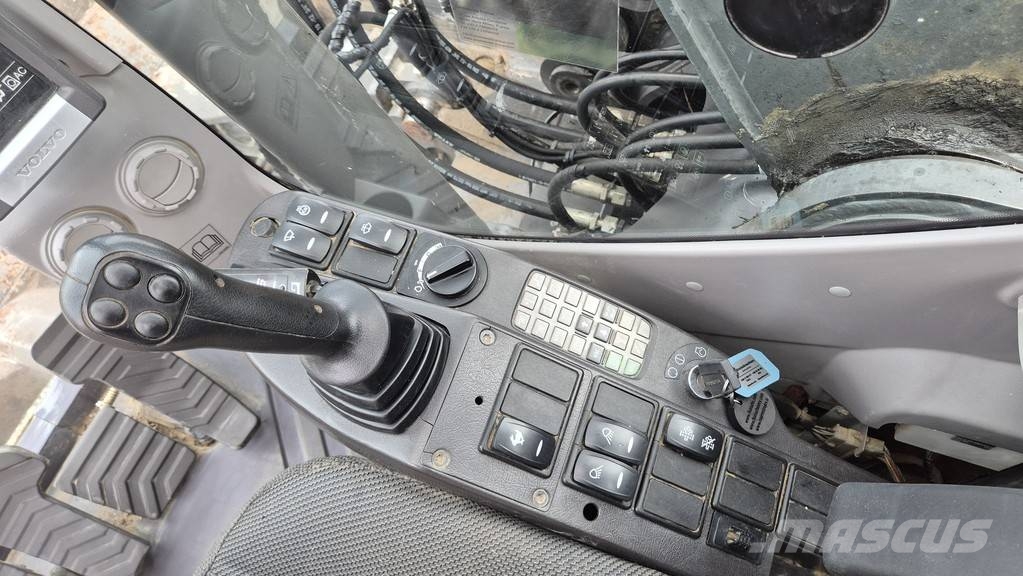 Volvo ECR235DL - 2013 YEAR - 10370 HOURS - 3X BUCKETS حفارات بعجل