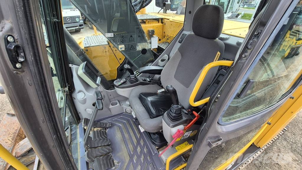 Volvo ECR235DL - 2013 YEAR - 10370 HOURS - 3X BUCKETS حفارات بعجل