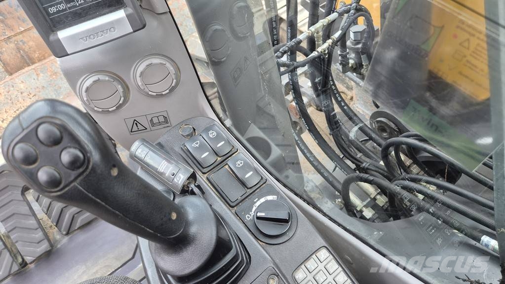 Volvo ECR235DL - 2013 YEAR - 10370 HOURS - 3X BUCKETS حفارات بعجل