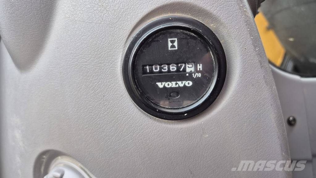 Volvo ECR235DL - 2013 YEAR - 10370 HOURS - 3X BUCKETS حفارات بعجل