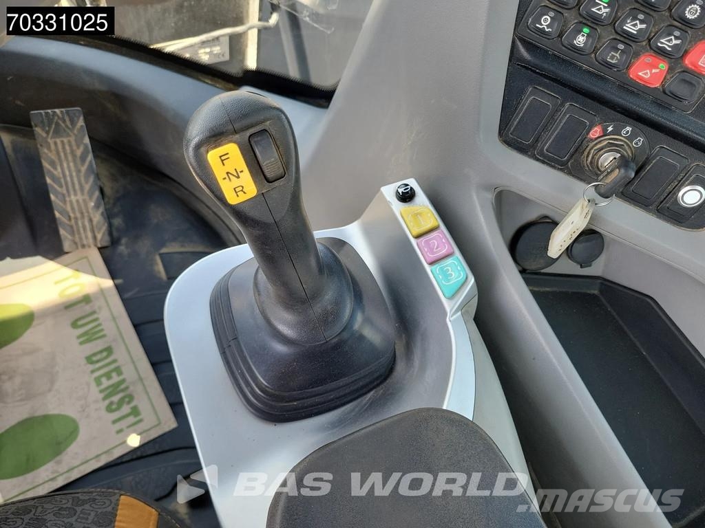 CASE 821 G Chargeuse sur pneus