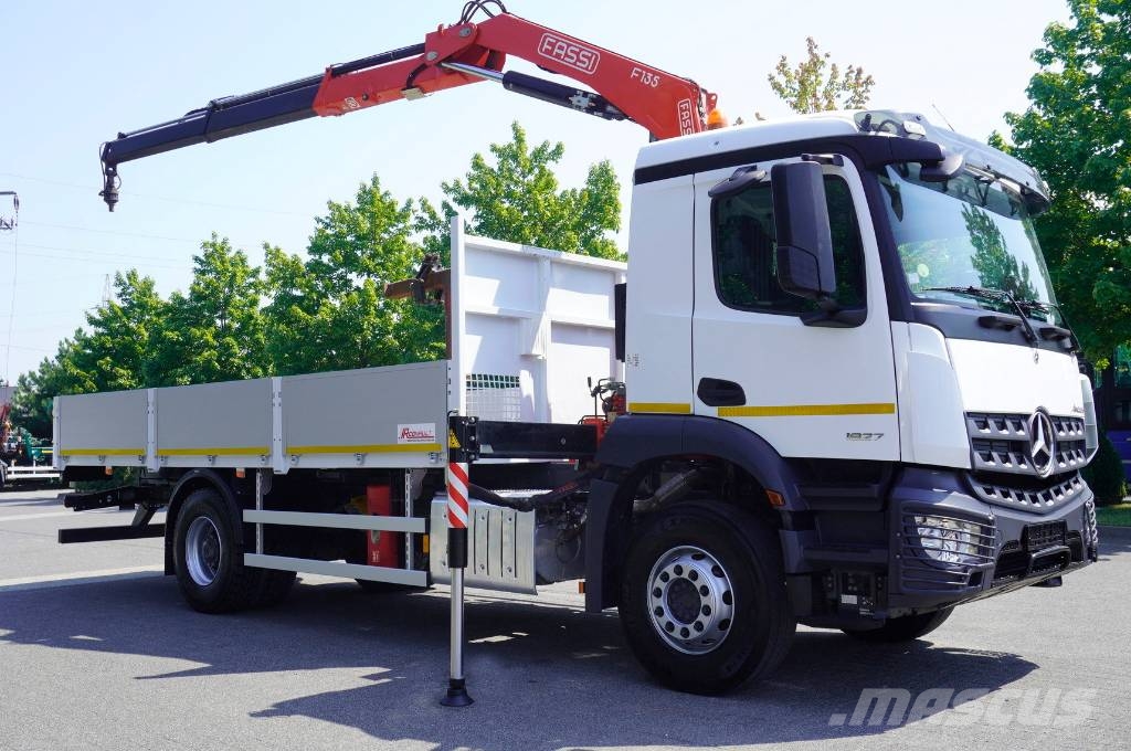 Mercedes-Benz Arocs 1827 4x2 / 70 tho km!!! / Fassi F135A.0.22 شاحنات مسطحة/مفصلية الجوانب