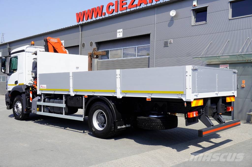 Mercedes-Benz Arocs 1827 4x2 / 70 tho km!!! / Fassi F135A.0.22 شاحنات مسطحة/مفصلية الجوانب
