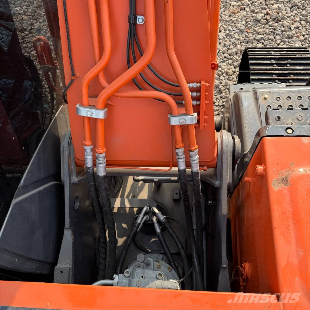 Hitachi ZX 200 Гусеничні екскаватори