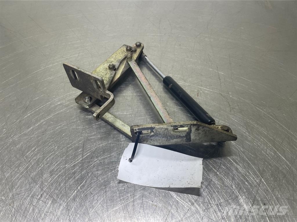 Schaeff SKL834-0451019031-Hinge left/Scharnier Шасі