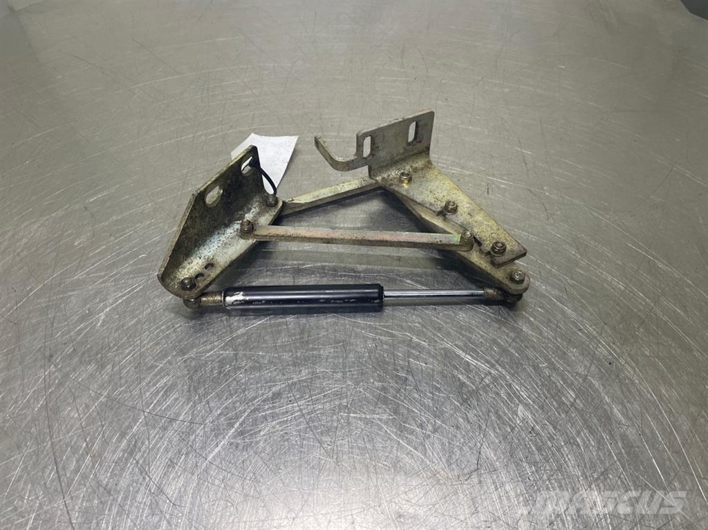 Schaeff SKL834-0451019031-Hinge left/Scharnier Шасі