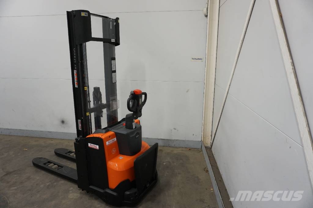 Toyota SWE120L Колички високоповдигачи с теглич