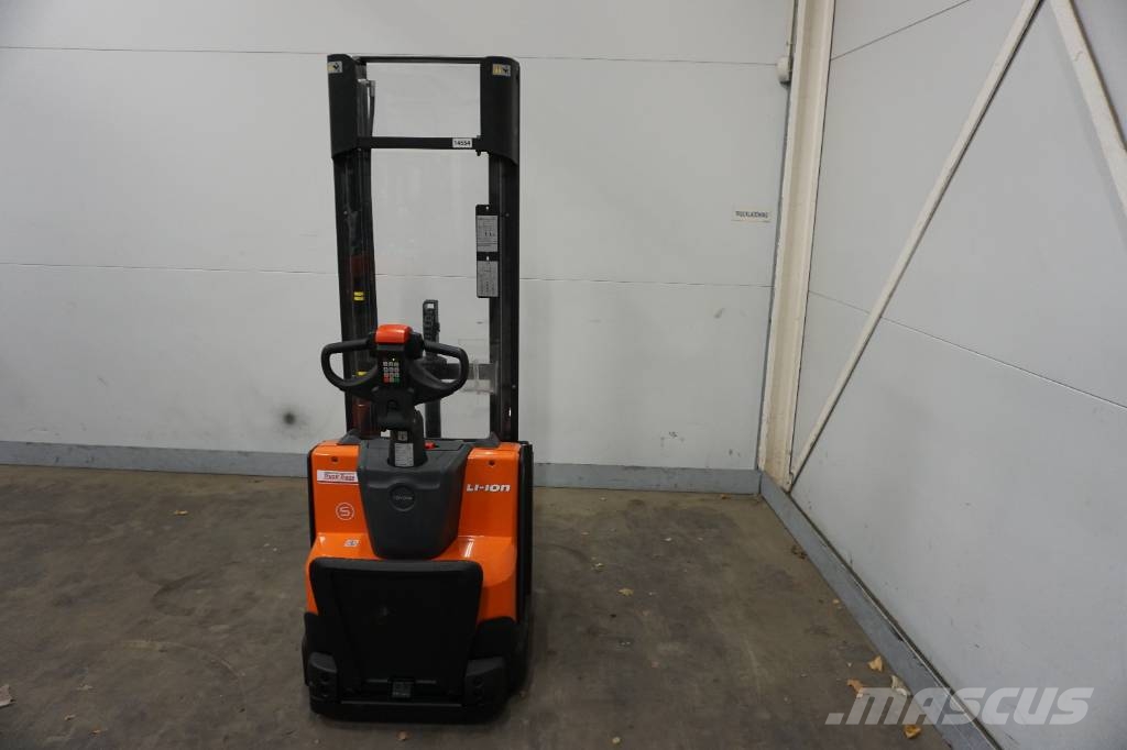 Toyota SWE120L Колички високоповдигачи с теглич