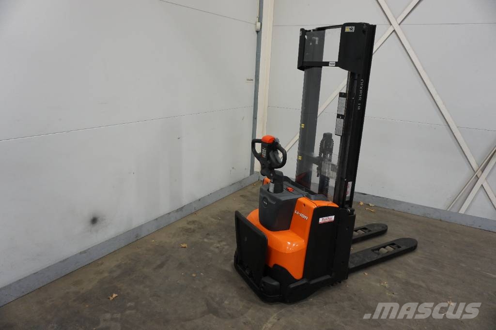 Toyota SWE120L Колички високоповдигачи с теглич